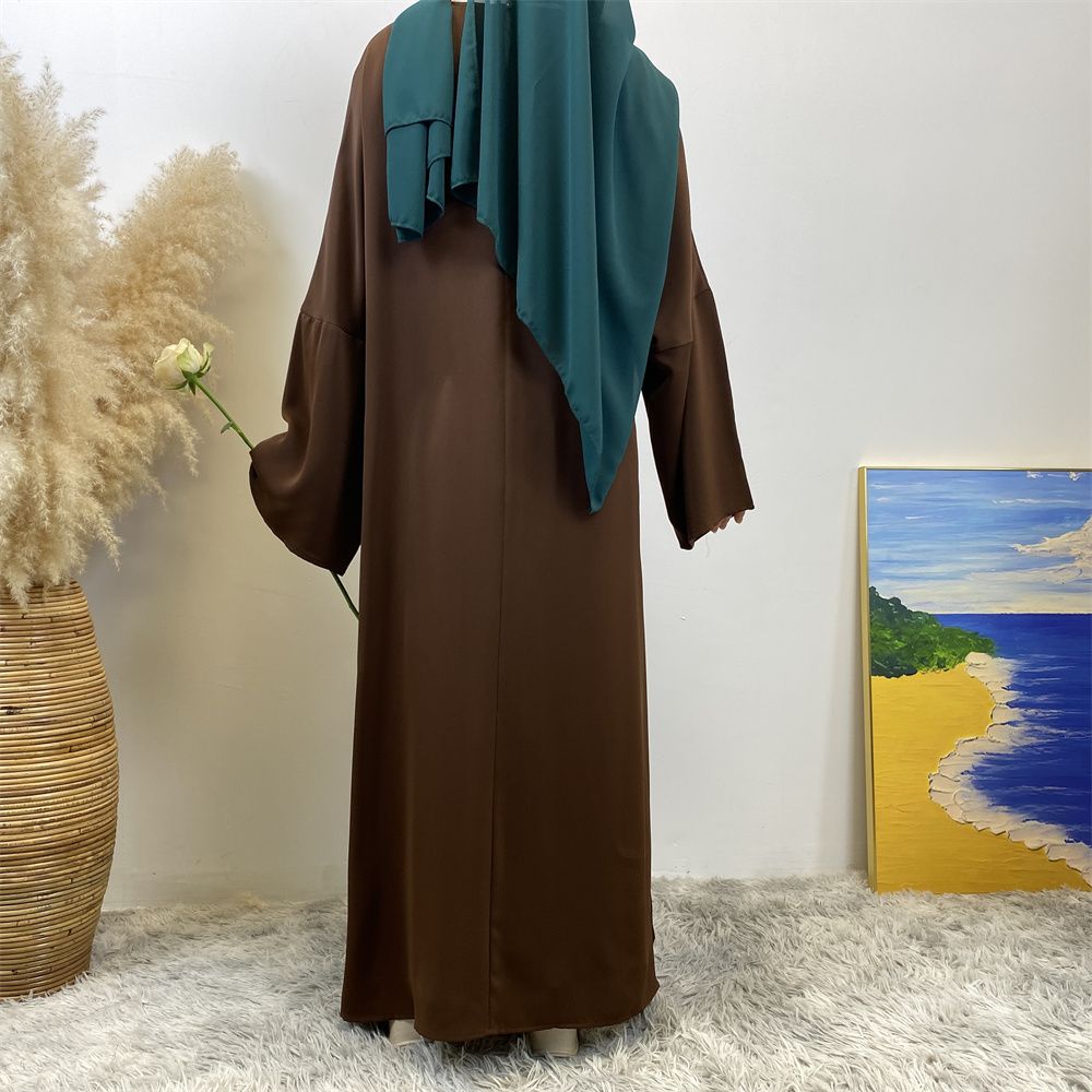 A Muslim solid-color dress with a split shoulder sleeve is selling well in Dubai, Middle East
