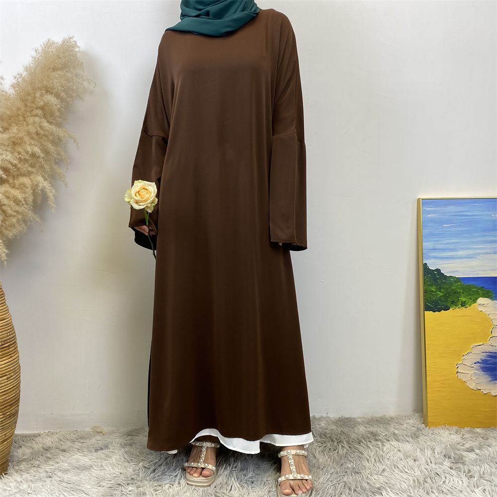 A Muslim solid-color dress with a split shoulder sleeve is selling well in Dubai, Middle East