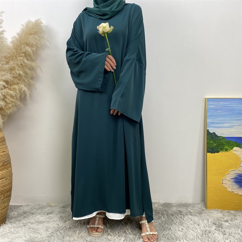 A Muslim solid-color dress with a split shoulder sleeve is selling well in Dubai, Middle East