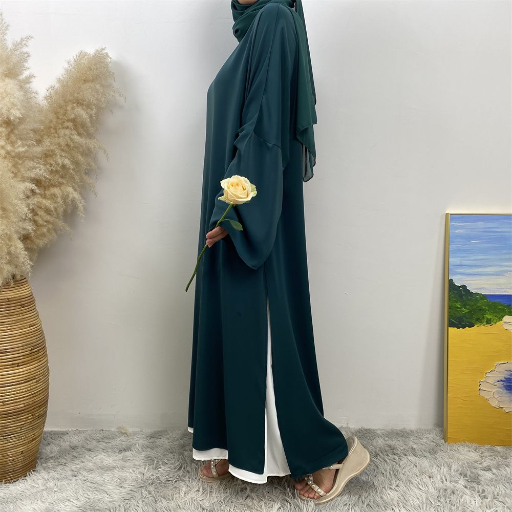 A Muslim solid-color dress with a split shoulder sleeve is selling well in Dubai, Middle East