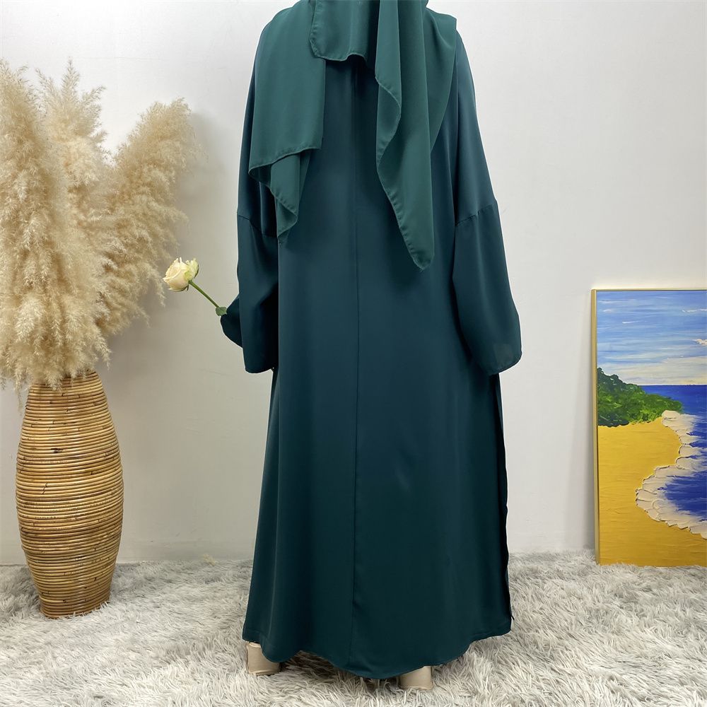 A Muslim solid-color dress with a split shoulder sleeve is selling well in Dubai, Middle East