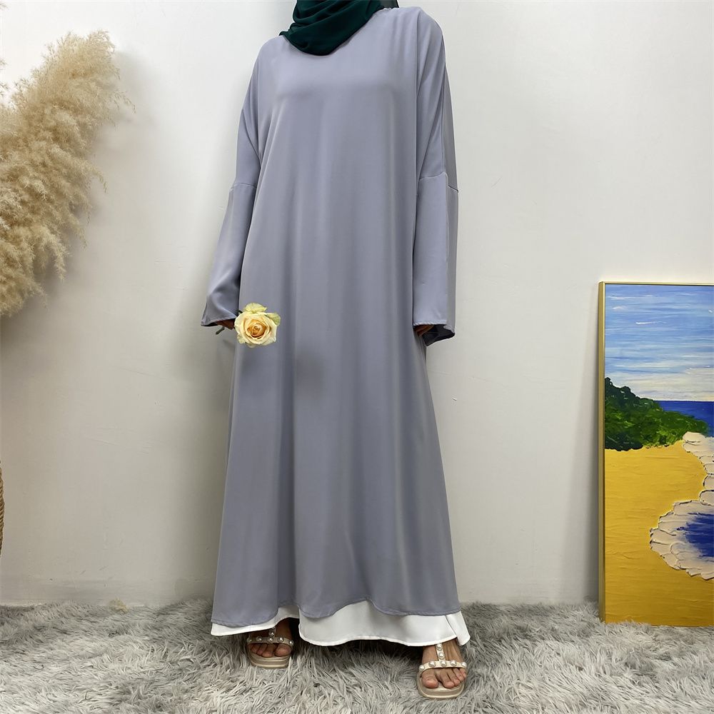 A Muslim solid-color dress with a split shoulder sleeve is selling well in Dubai, Middle East