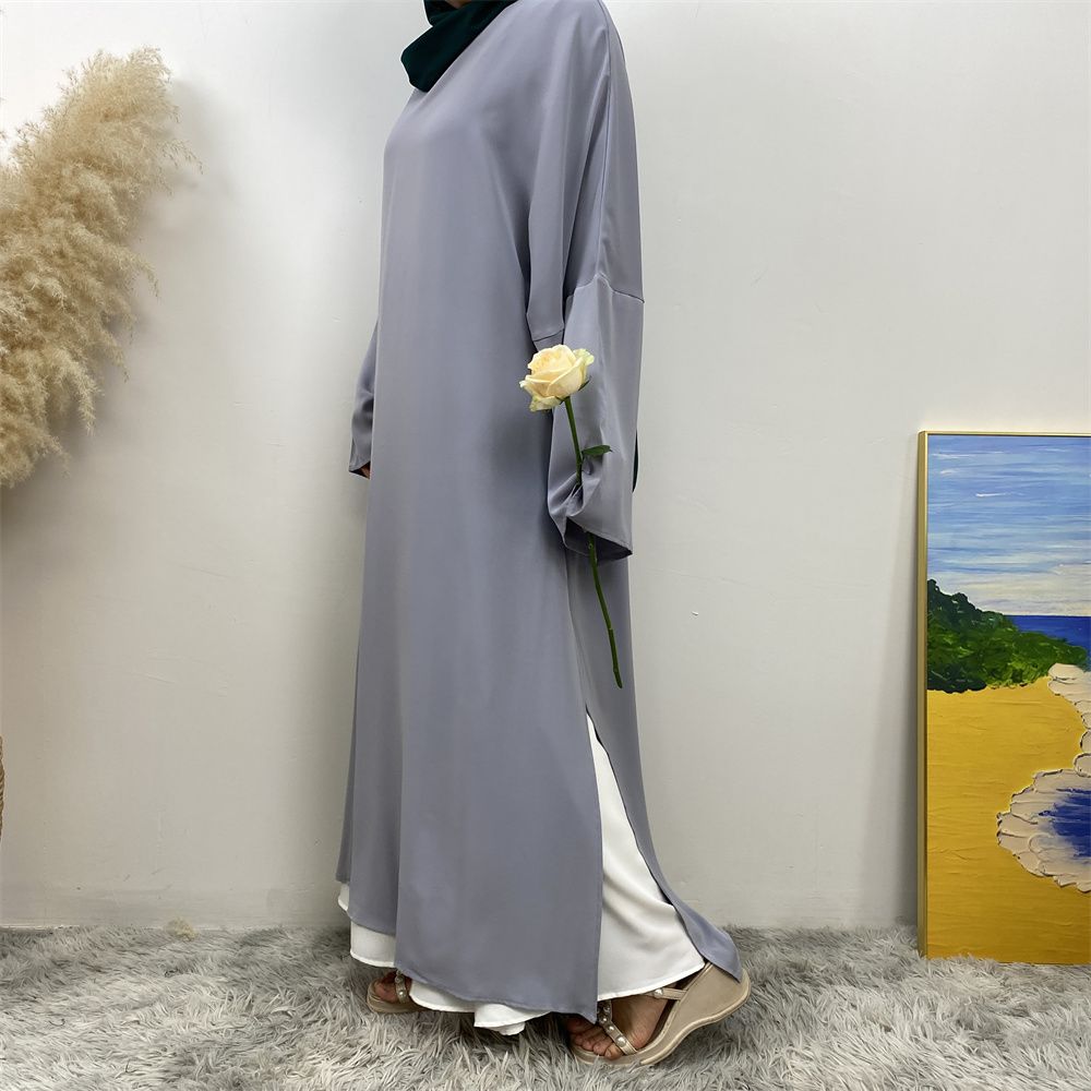 A Muslim solid-color dress with a split shoulder sleeve is selling well in Dubai, Middle East