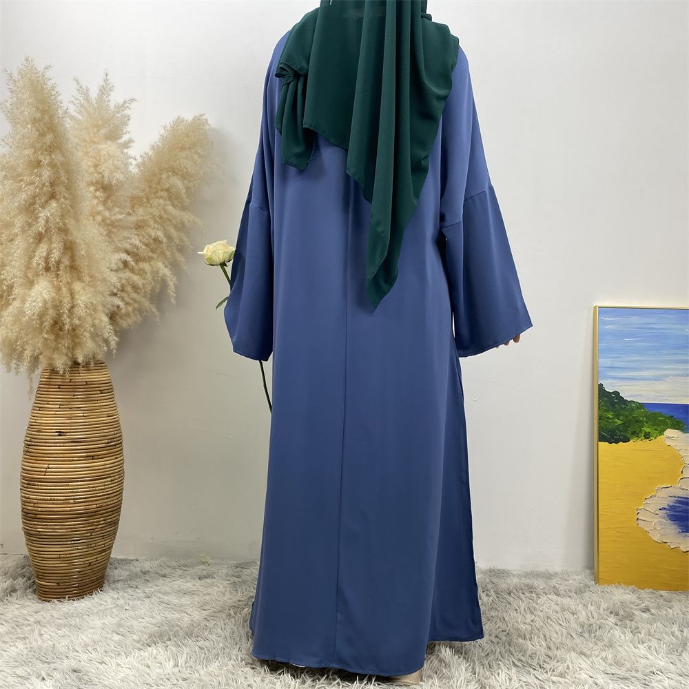 A Muslim solid-color dress with a split shoulder sleeve is selling well in Dubai, Middle East