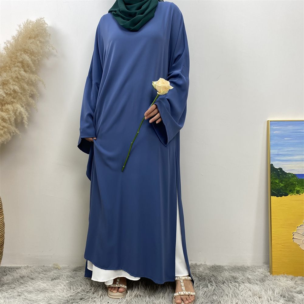 A Muslim solid-color dress with a split shoulder sleeve is selling well in Dubai, Middle East
