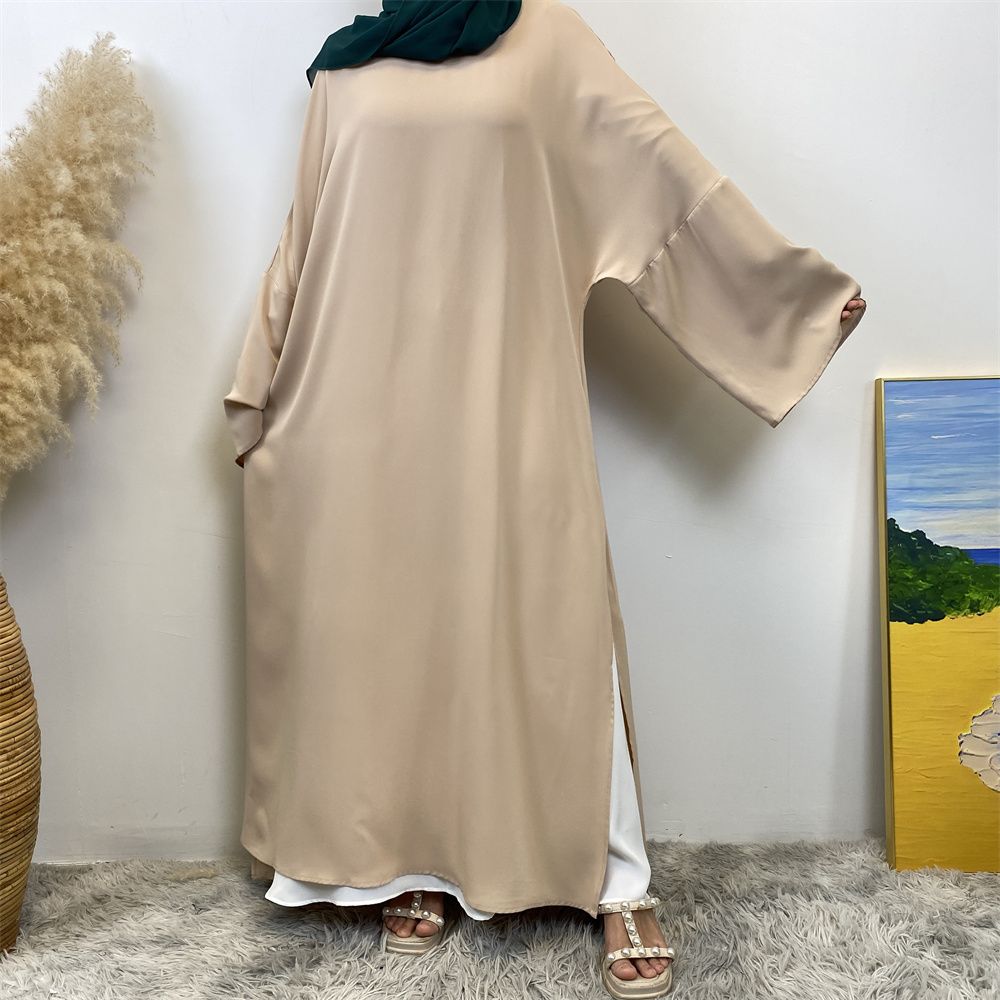 A Muslim solid-color dress with a split shoulder sleeve is selling well in Dubai, Middle East
