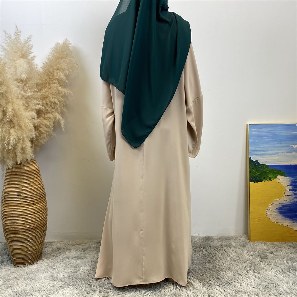 A Muslim solid-color dress with a split shoulder sleeve is selling well in Dubai, Middle East