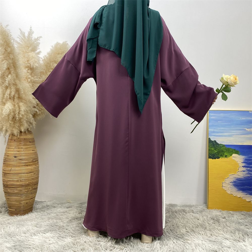 A Muslim solid-color dress with a split shoulder sleeve is selling well in Dubai, Middle East