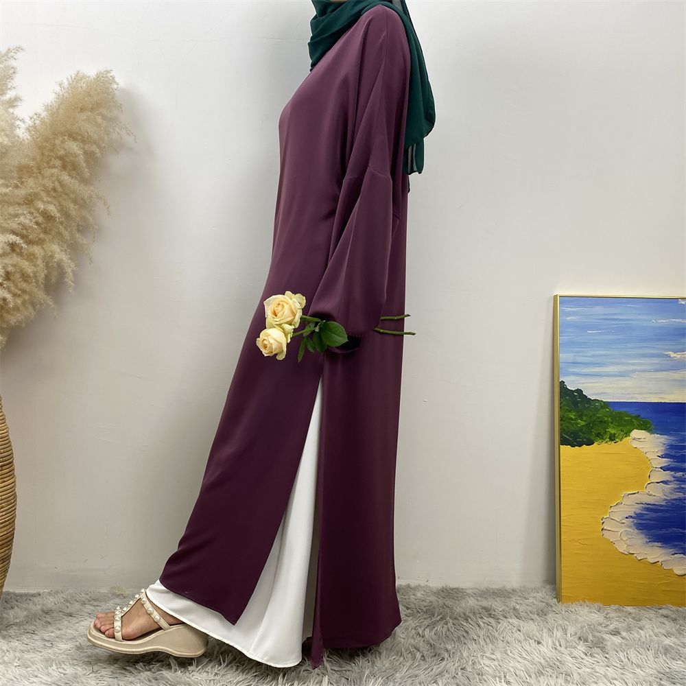 A Muslim solid-color dress with a split shoulder sleeve is selling well in Dubai, Middle East