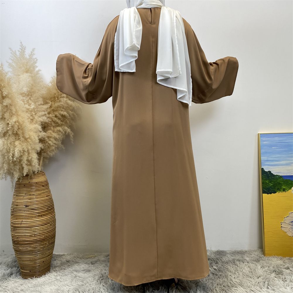 A Muslim solid-color dress with a split shoulder sleeve is selling well in Dubai, Middle East