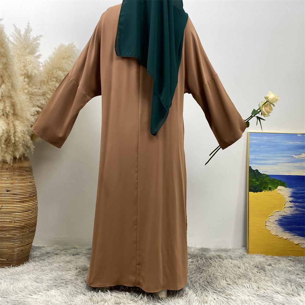 A Muslim solid-color dress with a split shoulder sleeve is selling well in Dubai, Middle East