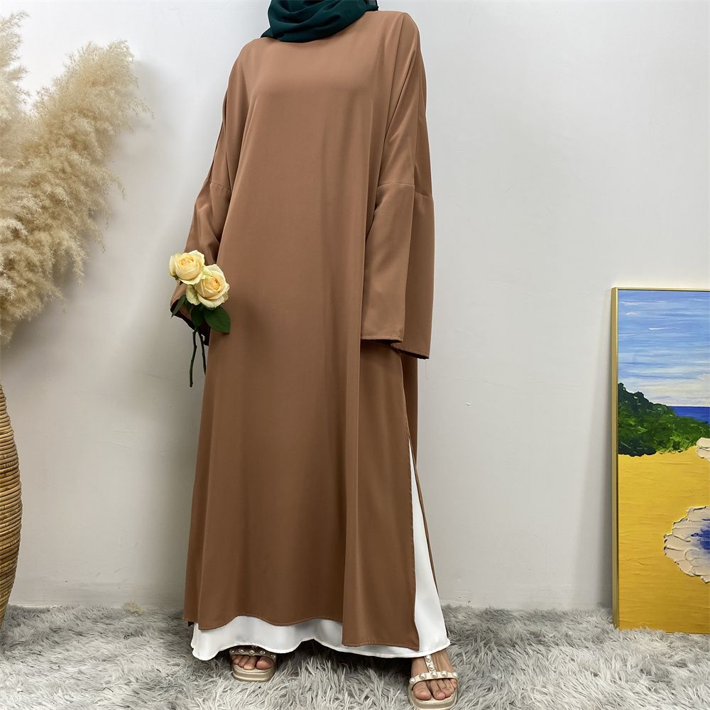 A Muslim solid-color dress with a split shoulder sleeve is selling well in Dubai, Middle East