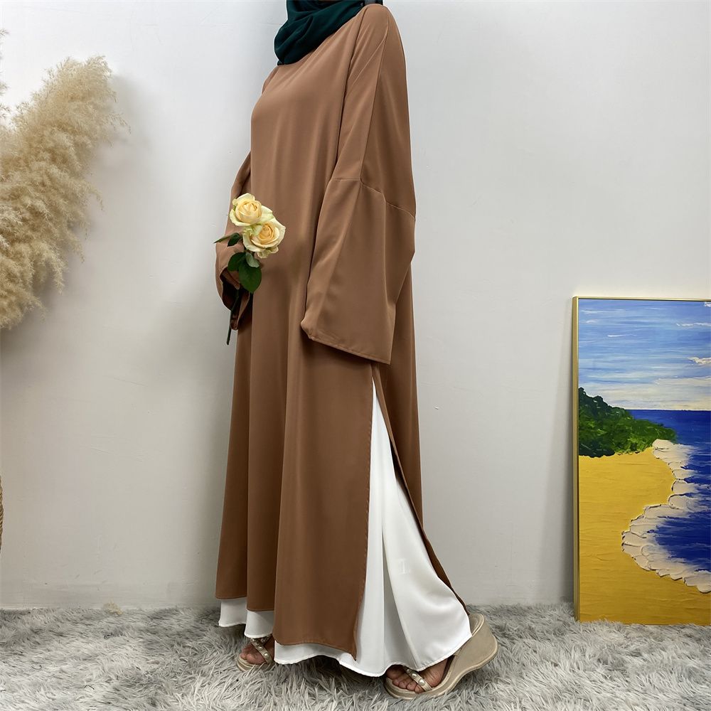 A Muslim solid-color dress with a split shoulder sleeve is selling well in Dubai, Middle East