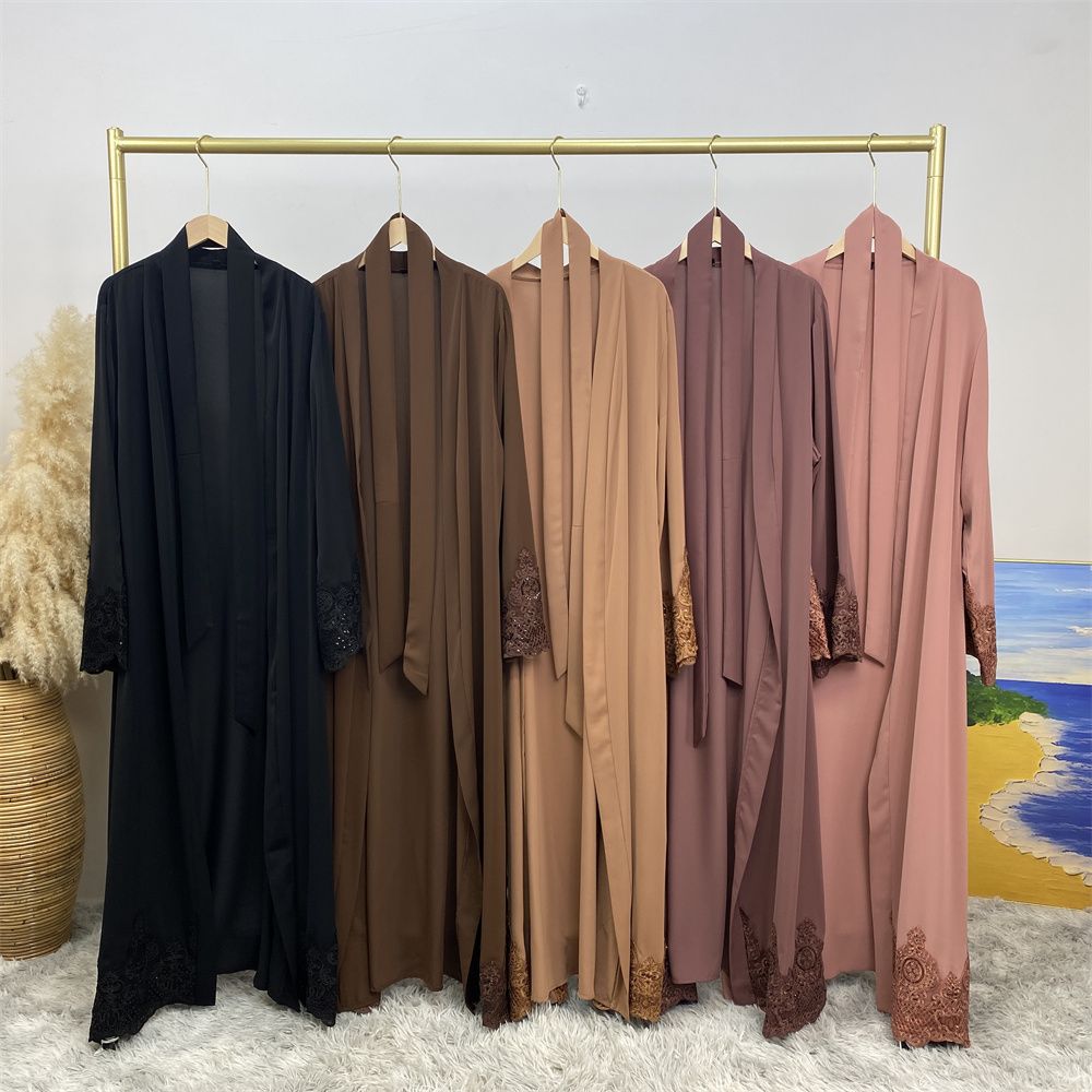 A long Muslim cardigan women's dress with fashionable and casual lace embroidery from Dubai, Turkey, in the Middle East