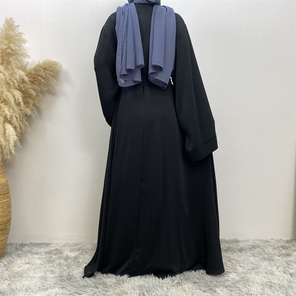 A large-sized solid-color lace-up Muslim fashion and elegant women's dress is on sale in Dubai, Turkey, among the Middle East Muslims