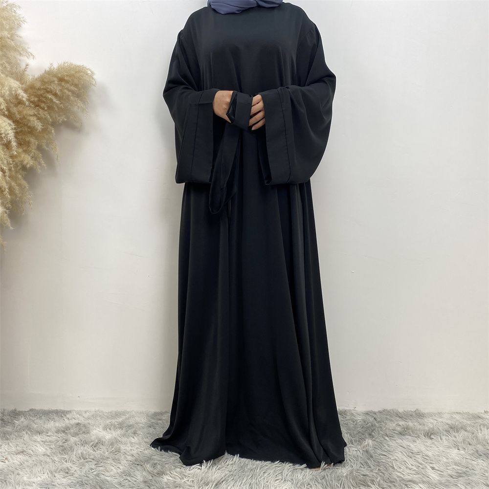 A large-sized solid-color lace-up Muslim fashion and elegant women's dress is on sale in Dubai, Turkey, among the Middle East Muslims