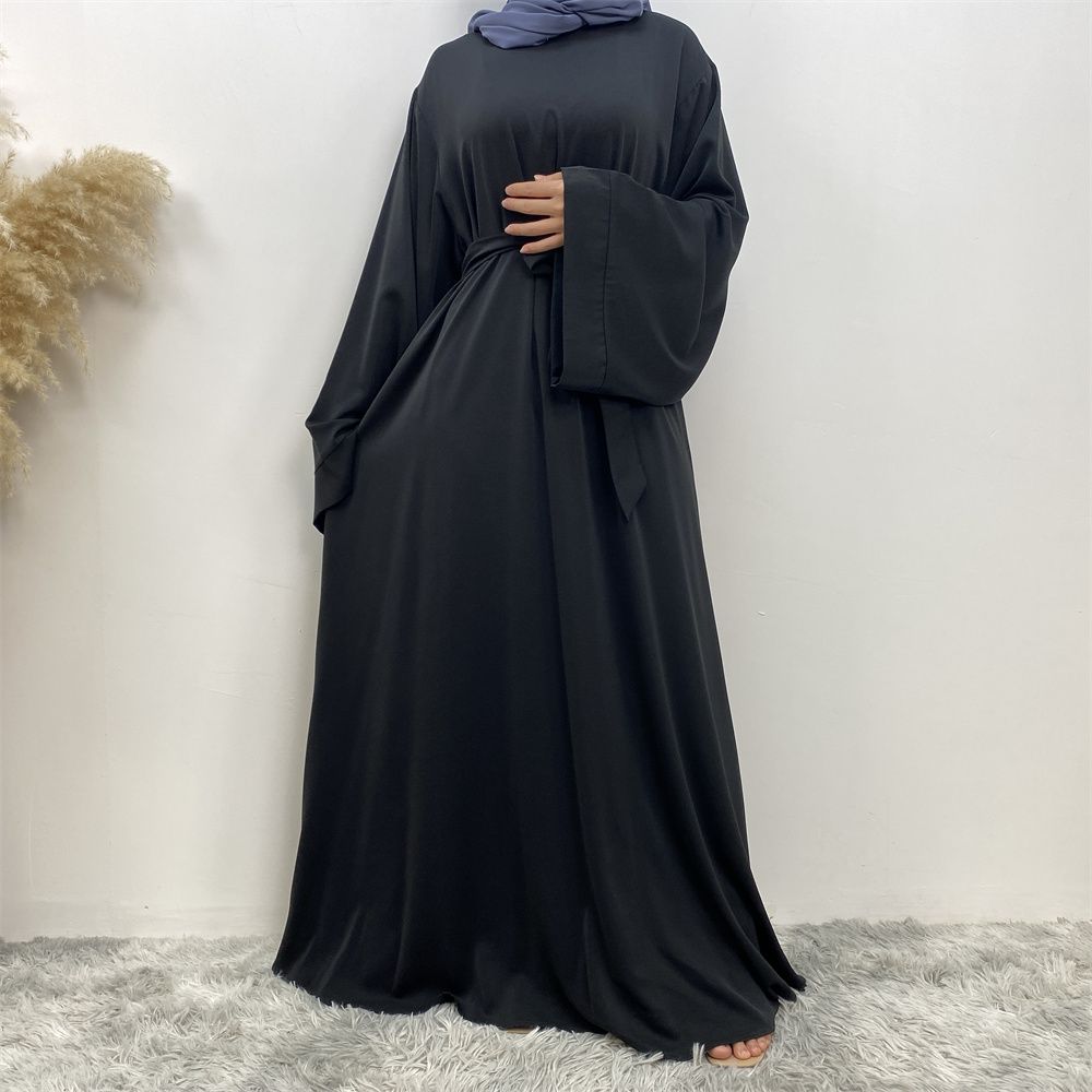 A large-sized solid-color lace-up Muslim fashion and elegant women's dress is on sale in Dubai, Turkey, among the Middle East Muslims