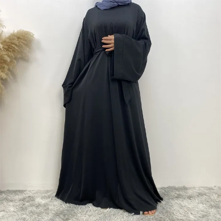 A large-sized solid-color lace-up Muslim fashion and elegant women's dress is on sale in Dubai, Turkey, among the Middle East Muslims