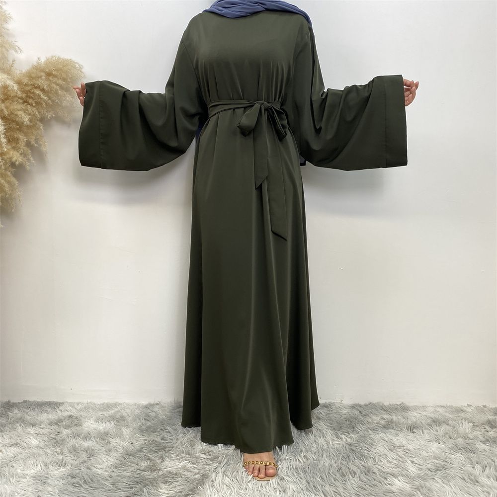 A large-sized solid-color lace-up Muslim fashion and elegant women's dress is on sale in Dubai, Turkey, among the Middle East Muslims