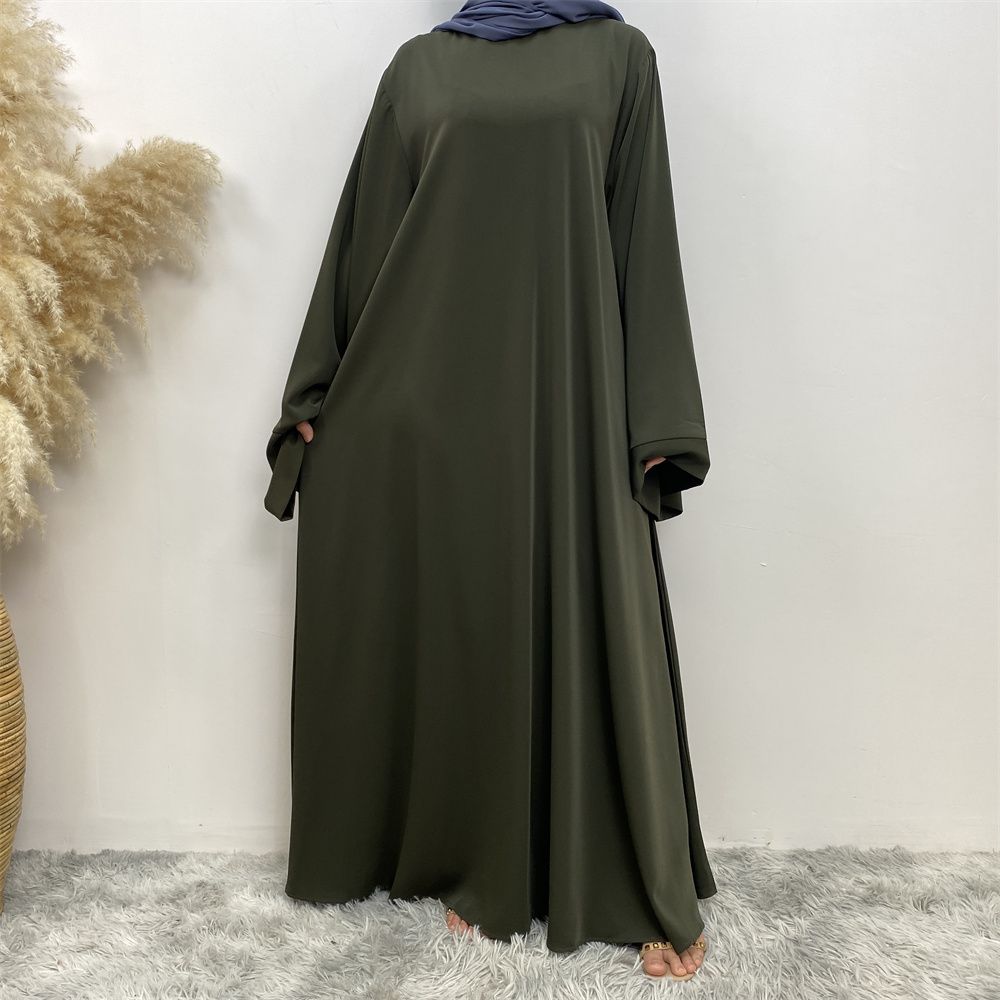 A large-sized solid-color lace-up Muslim fashion and elegant women's dress is on sale in Dubai, Turkey, among the Middle East Muslims
