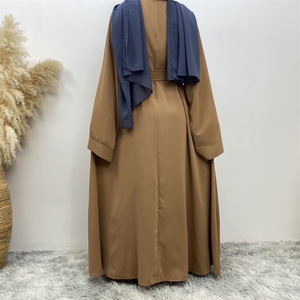 A large-sized solid-color lace-up Muslim fashion and elegant women's dress is on sale in Dubai, Turkey, among the Middle East Muslims