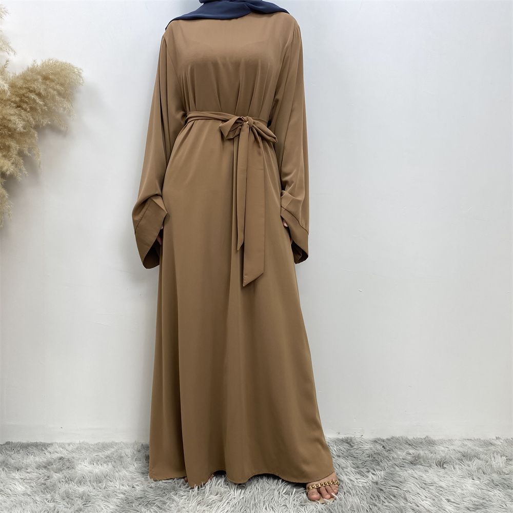 A large-sized solid-color lace-up Muslim fashion and elegant women's dress is on sale in Dubai, Turkey, among the Middle East Muslims