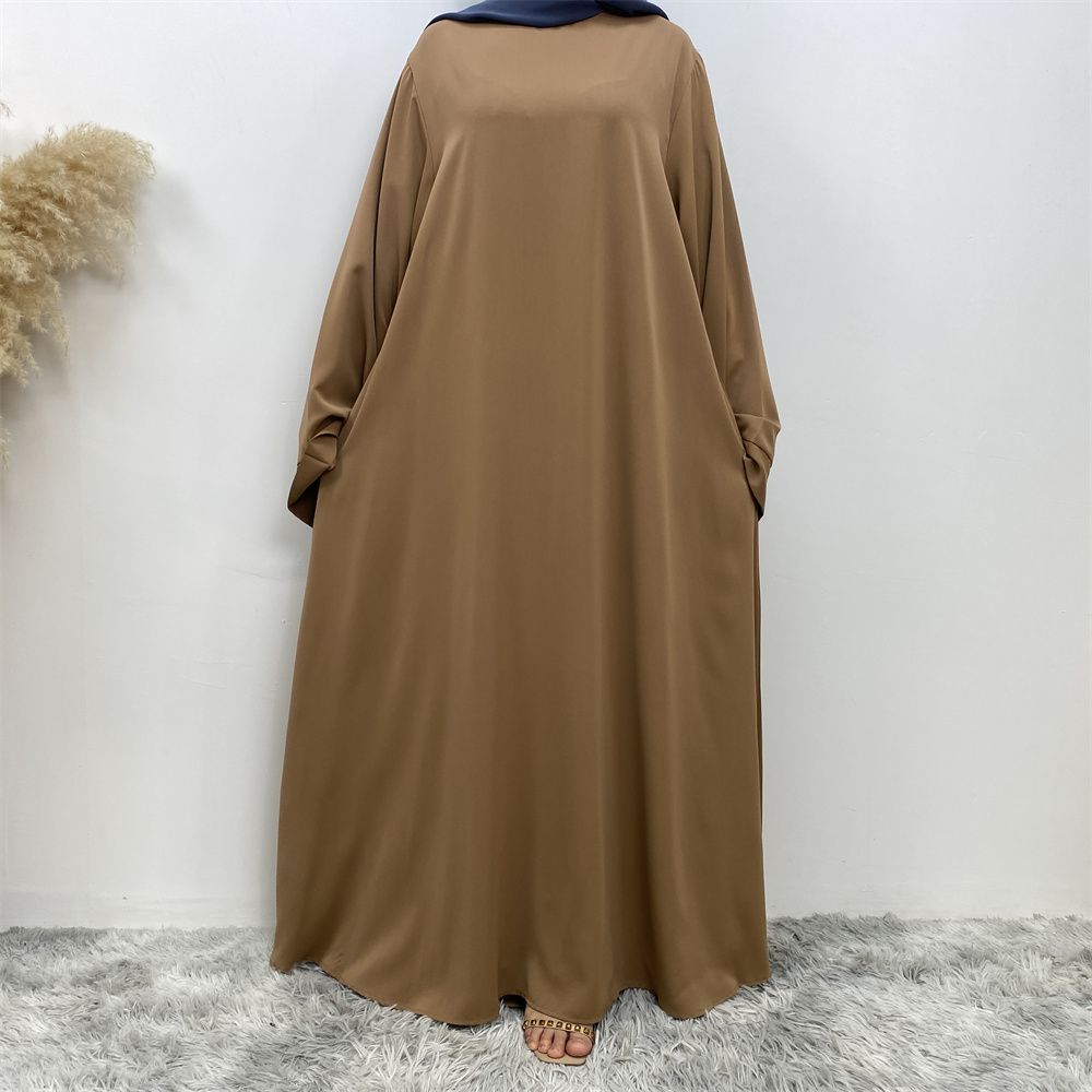 A large-sized solid-color lace-up Muslim fashion and elegant women's dress is on sale in Dubai, Turkey, among the Middle East Muslims