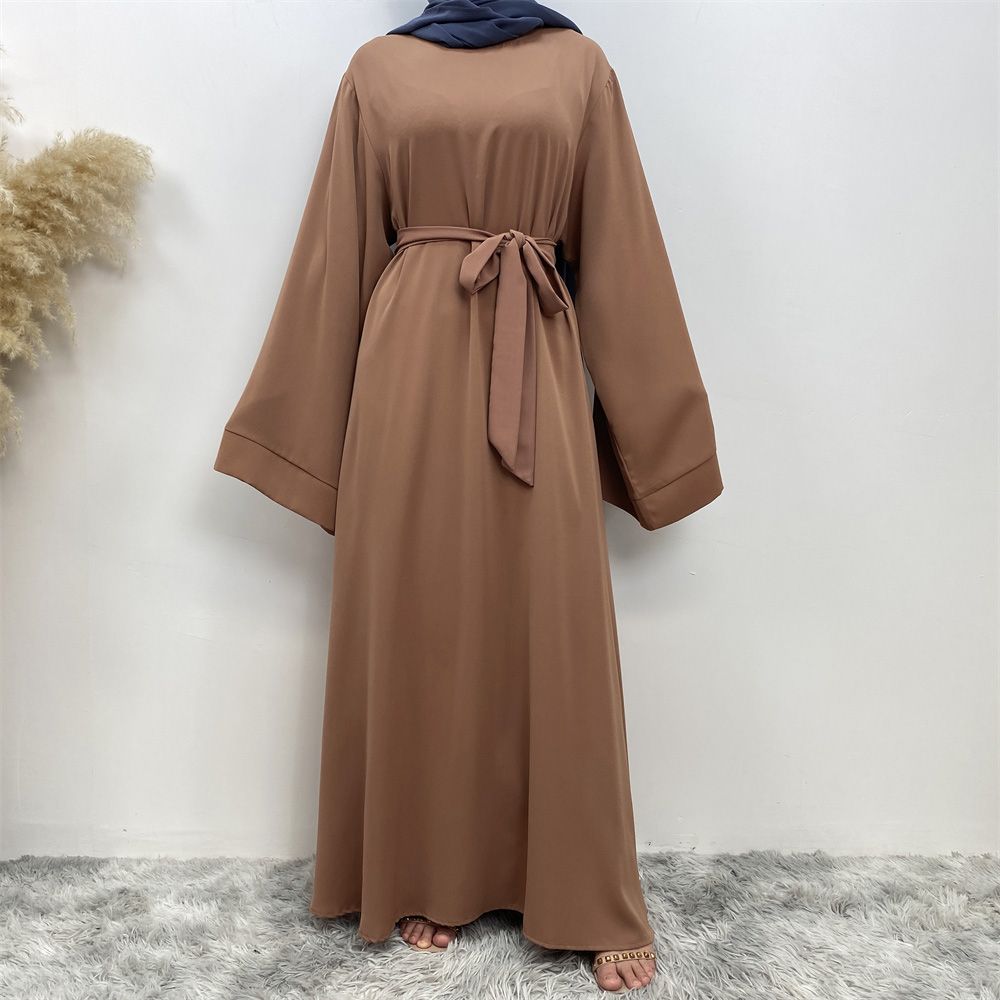 A large-sized solid-color lace-up Muslim fashion and elegant women's dress is on sale in Dubai, Turkey, among the Middle East Muslims