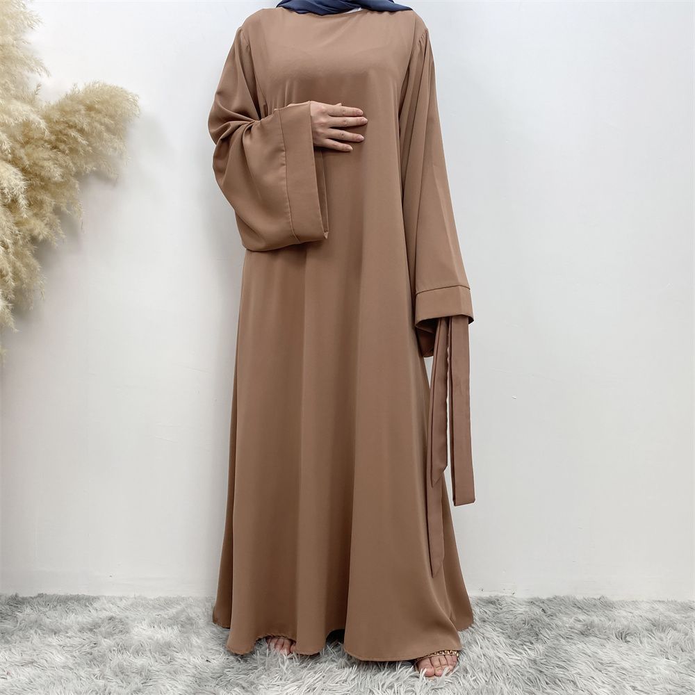 A large-sized solid-color lace-up Muslim fashion and elegant women's dress is on sale in Dubai, Turkey, among the Middle East Muslims