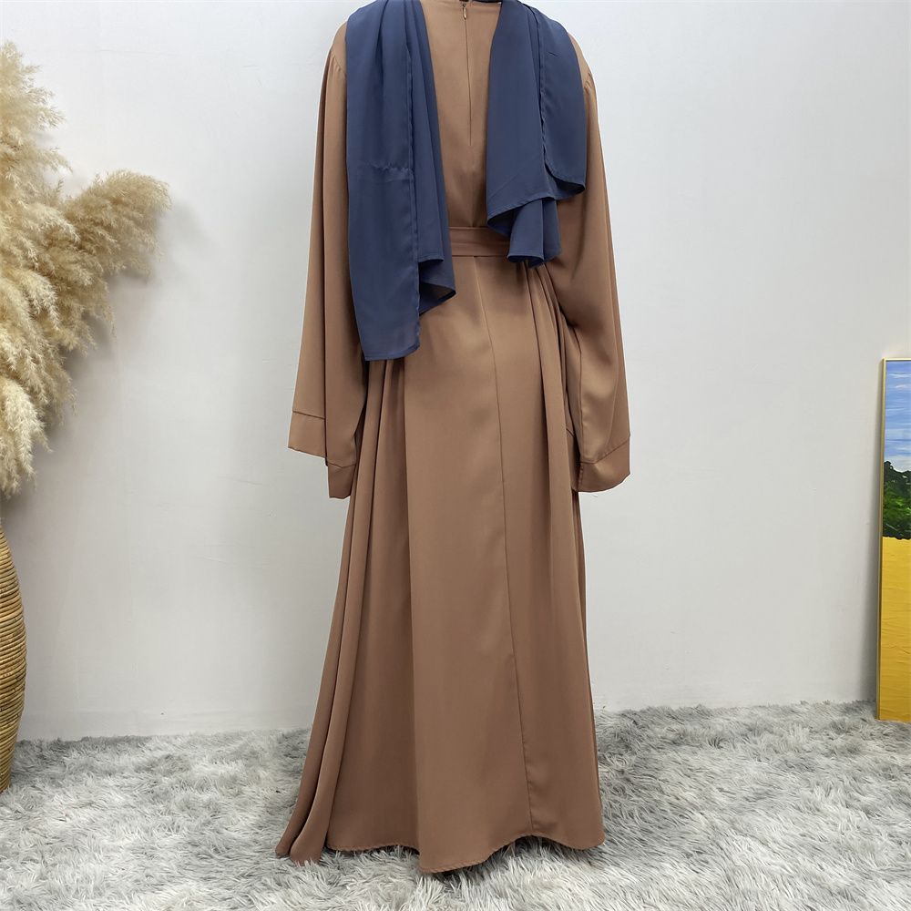 A large-sized solid-color lace-up Muslim fashion and elegant women's dress is on sale in Dubai, Turkey, among the Middle East Muslims