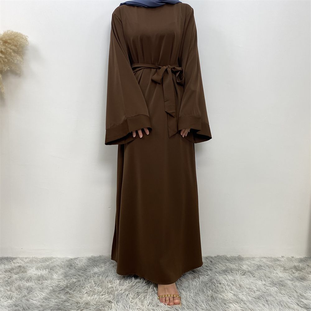 A large-sized solid-color lace-up Muslim fashion and elegant women's dress is on sale in Dubai, Turkey, among the Middle East Muslims