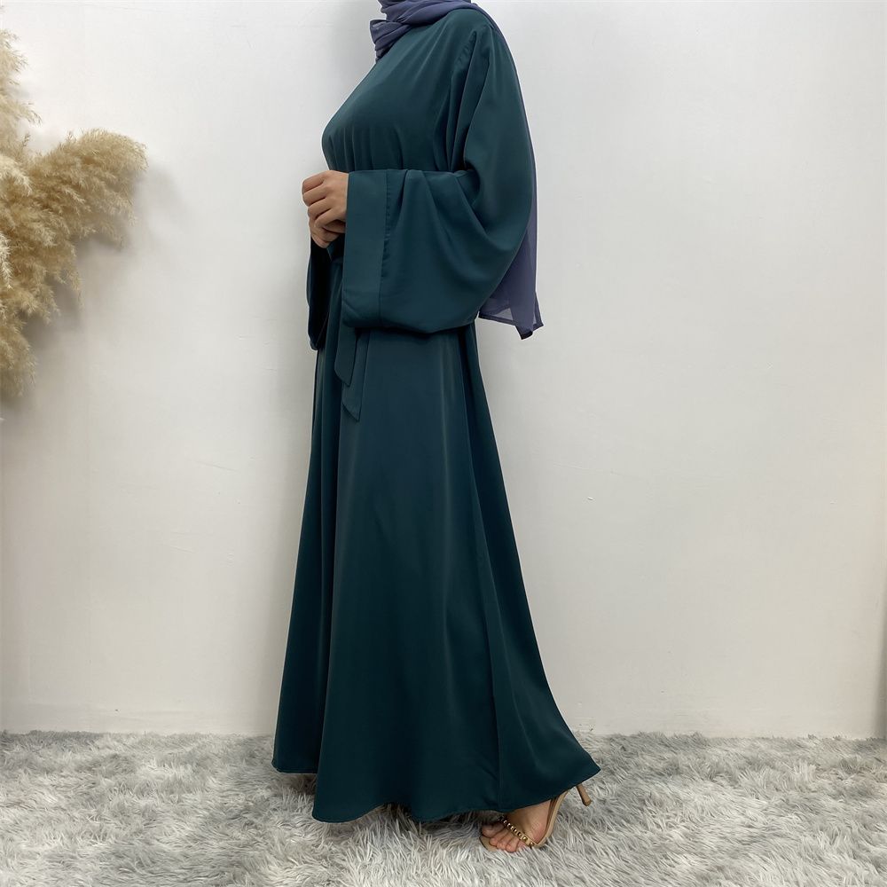 A large-sized solid-color lace-up Muslim fashion and elegant women's dress is on sale in Dubai, Turkey, among the Middle East Muslims