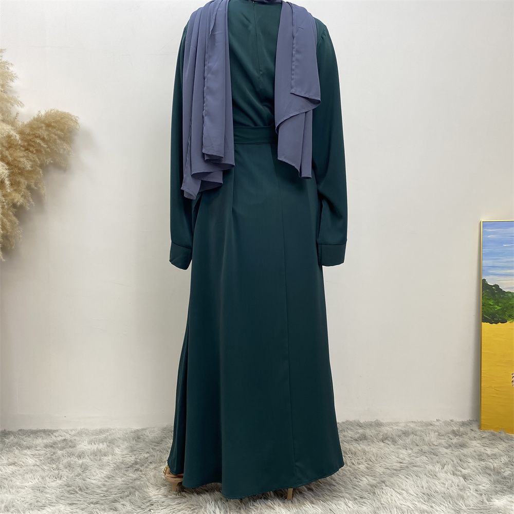 A large-sized solid-color lace-up Muslim fashion and elegant women's dress is on sale in Dubai, Turkey, among the Middle East Muslims