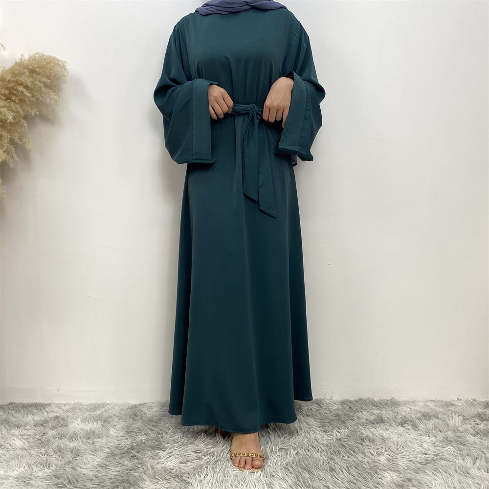 A large-sized solid-color lace-up Muslim fashion and elegant women's dress is on sale in Dubai, Turkey, among the Middle East Muslims