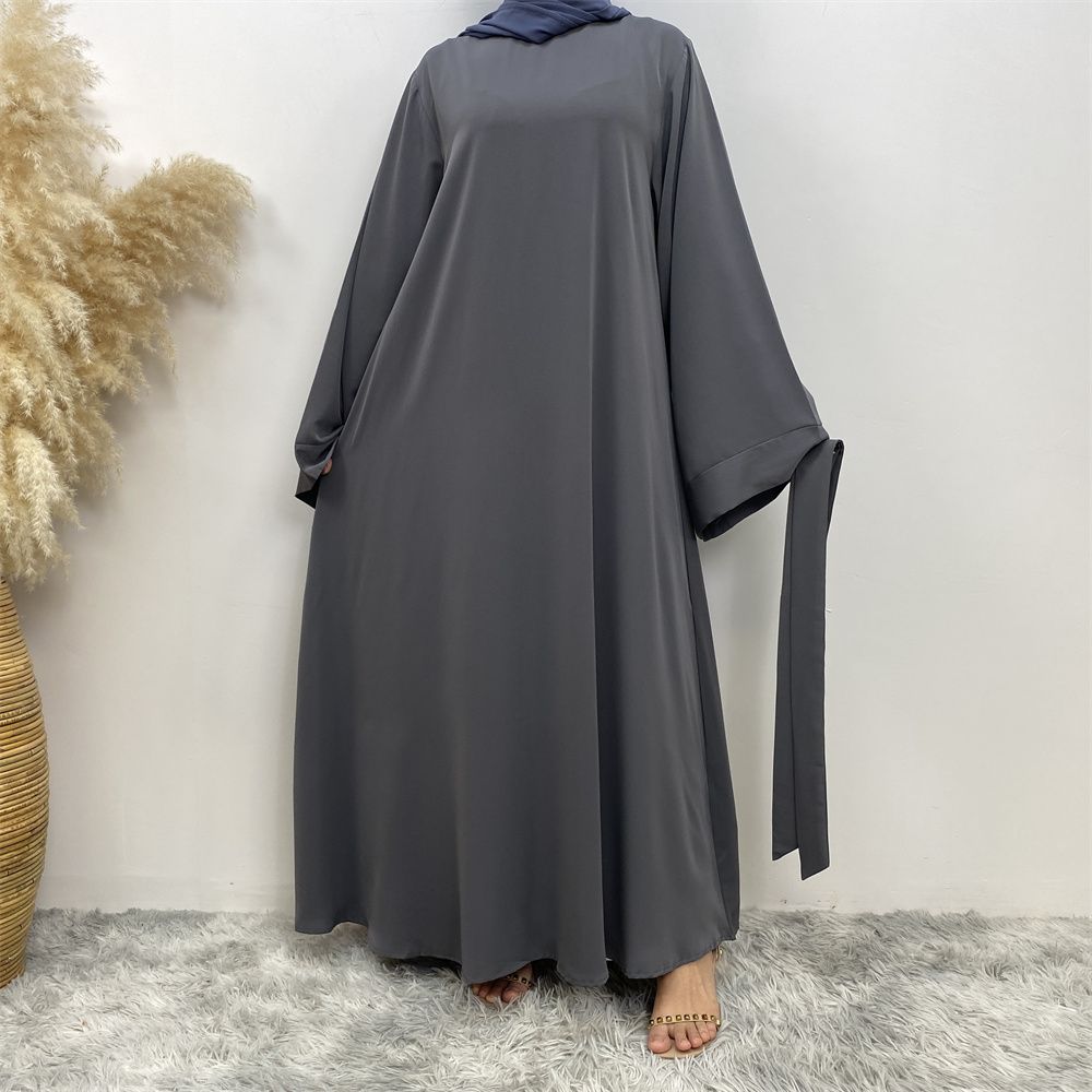 A large-sized solid-color lace-up Muslim fashion and elegant women's dress is on sale in Dubai, Turkey, among the Middle East Muslims