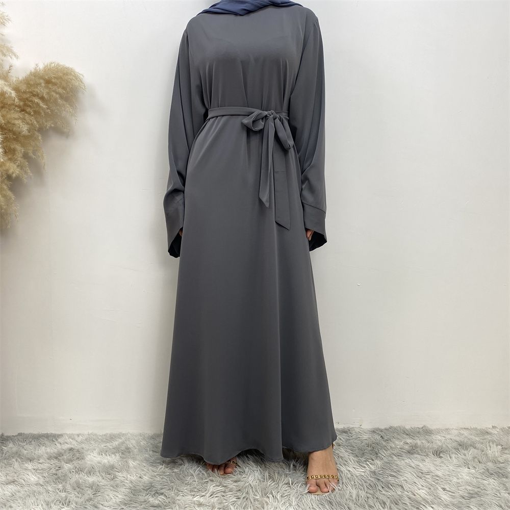 A large-sized solid-color lace-up Muslim fashion and elegant women's dress is on sale in Dubai, Turkey, among the Middle East Muslims