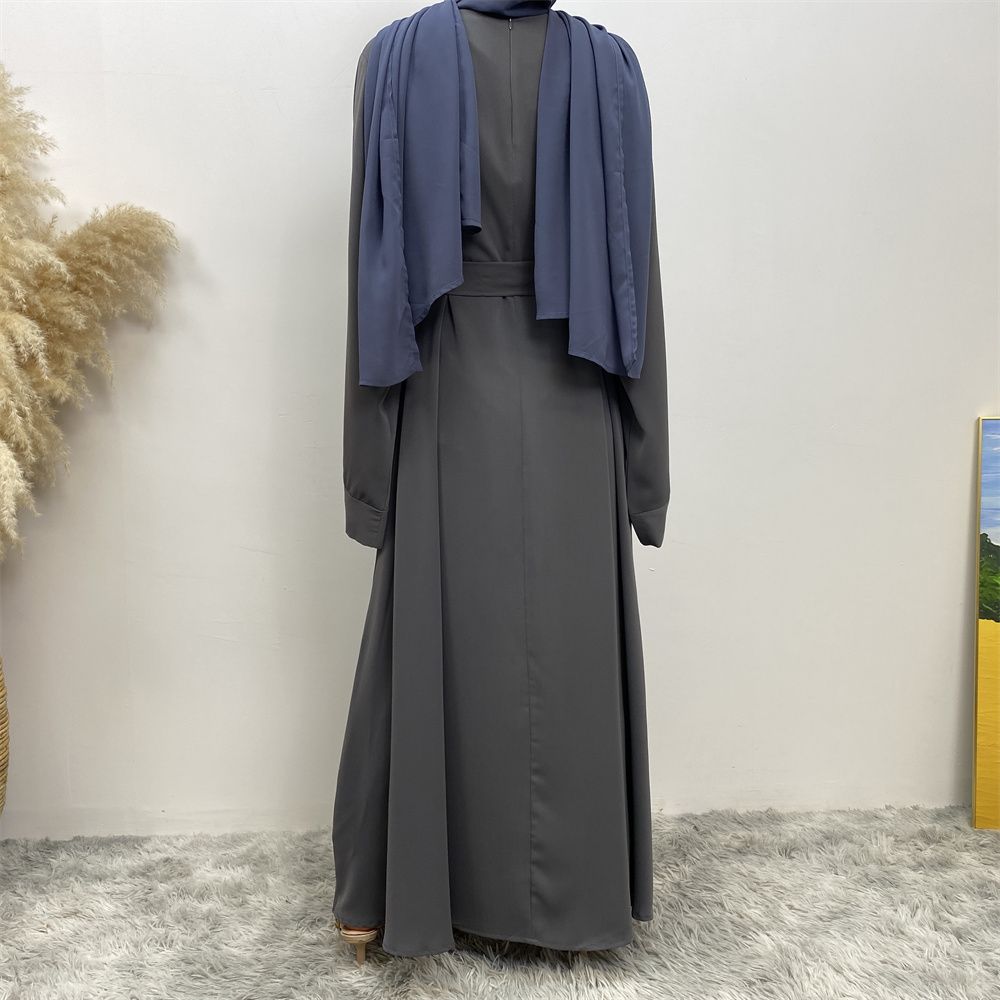 A large-sized solid-color lace-up Muslim fashion and elegant women's dress is on sale in Dubai, Turkey, among the Middle East Muslims