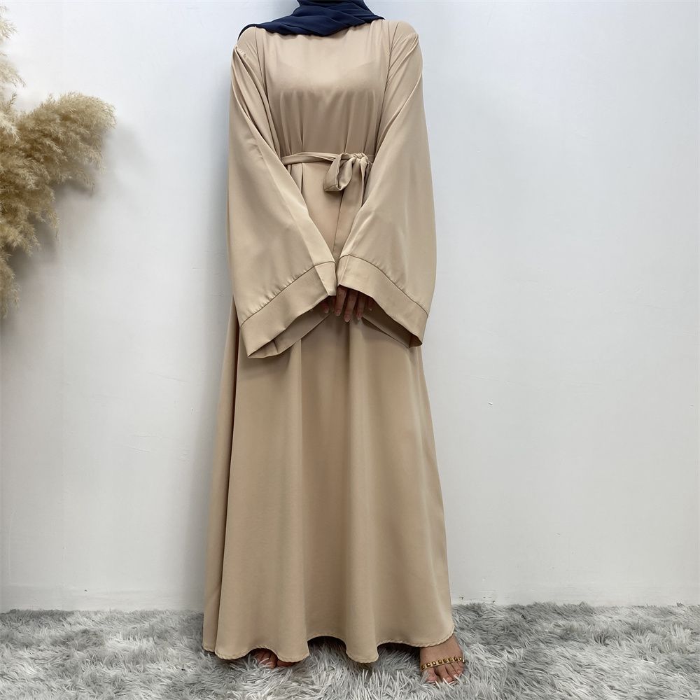 A large-sized solid-color lace-up Muslim fashion and elegant women's dress is on sale in Dubai, Turkey, among the Middle East Muslims