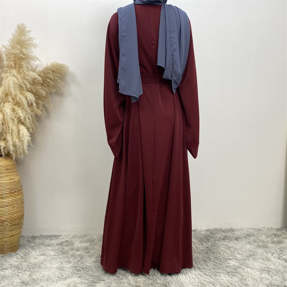 A large-sized solid-color lace-up Muslim fashion and elegant women's dress is on sale in Dubai, Turkey, among the Middle East Muslims