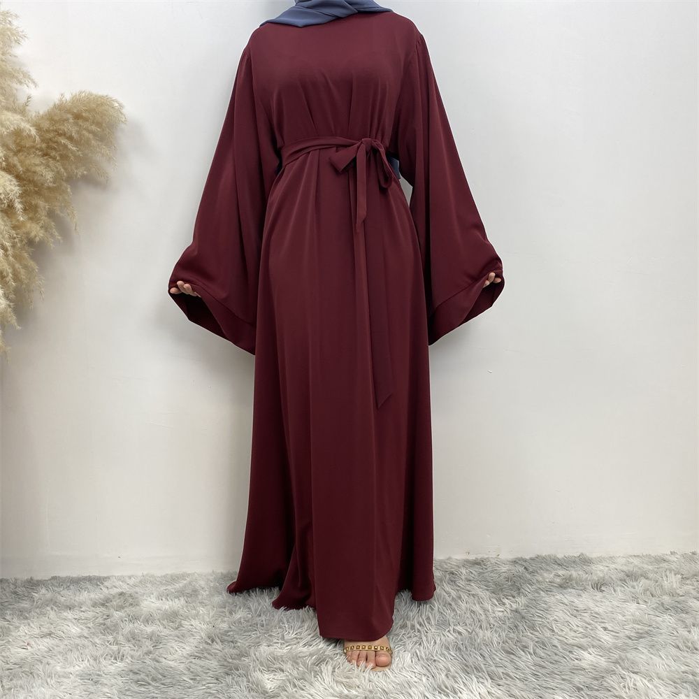 A large-sized solid-color lace-up Muslim fashion and elegant women's dress is on sale in Dubai, Turkey, among the Middle East Muslims