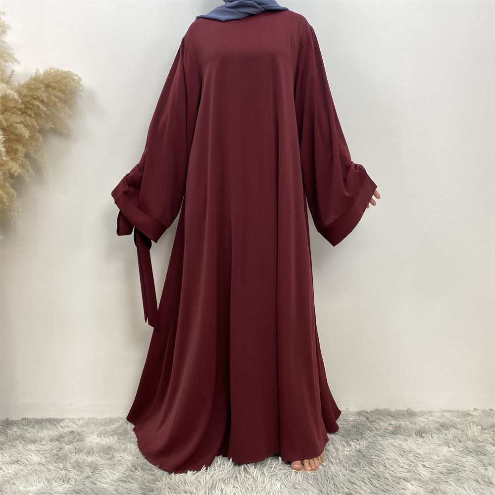 A large-sized solid-color lace-up Muslim fashion and elegant women's dress is on sale in Dubai, Turkey, among the Middle East Muslims