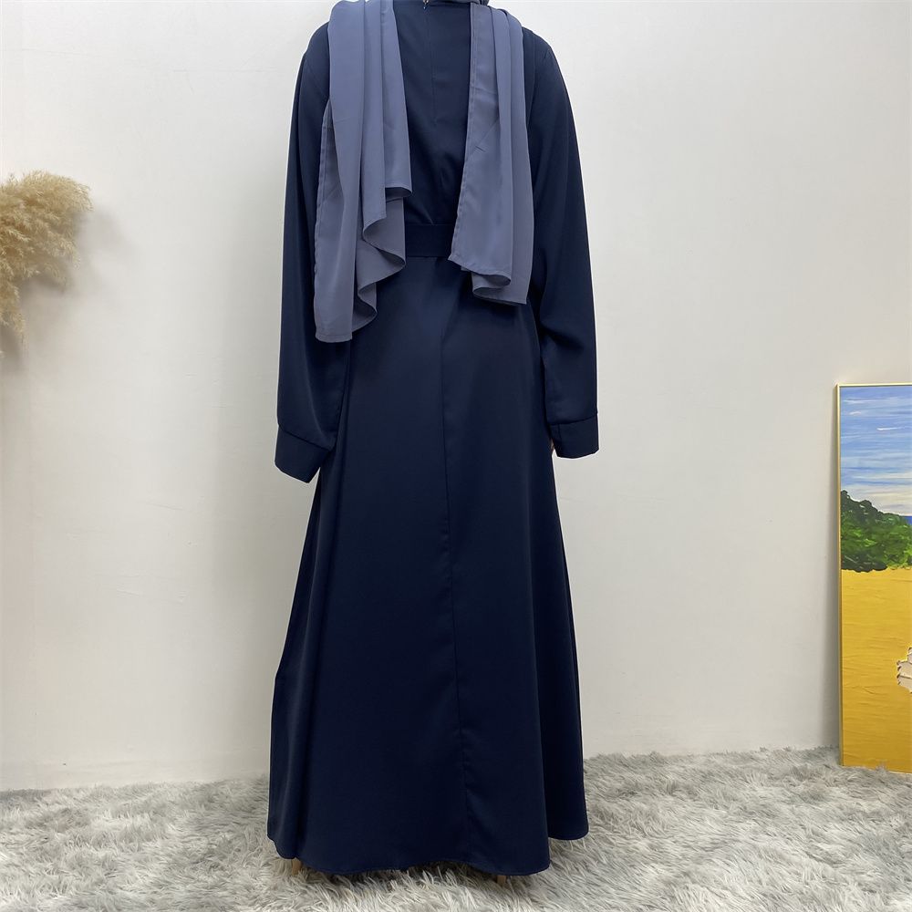 A large-sized solid-color lace-up Muslim fashion and elegant women's dress is on sale in Dubai, Turkey, among the Middle East Muslims
