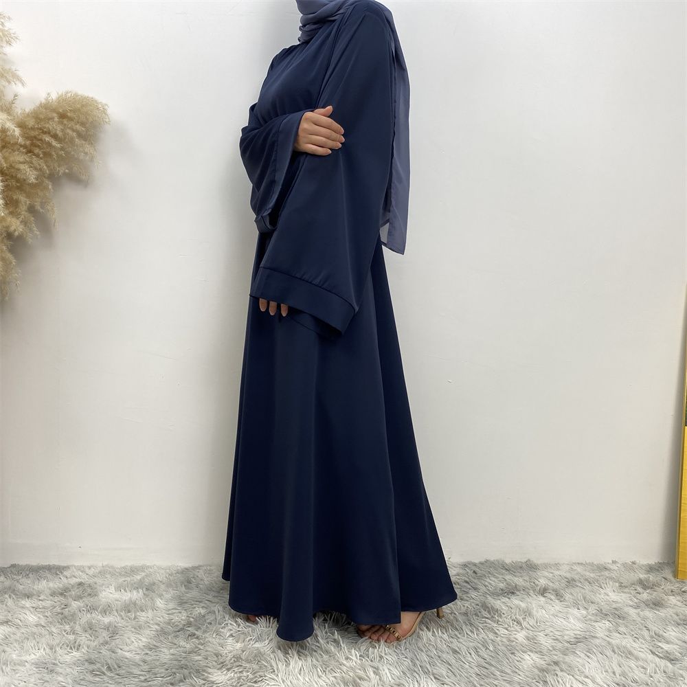 A large-sized solid-color lace-up Muslim fashion and elegant women's dress is on sale in Dubai, Turkey, among the Middle East Muslims
