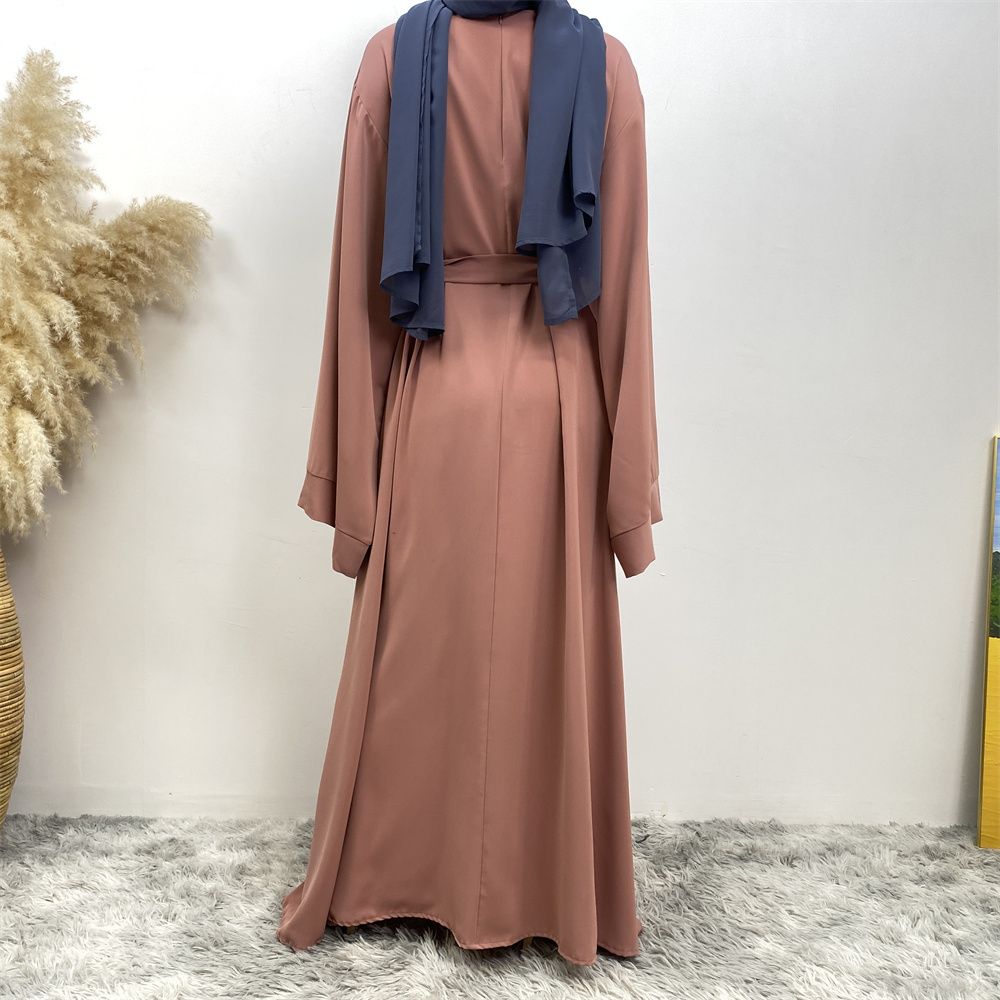 A large-sized solid-color lace-up Muslim fashion and elegant women's dress is on sale in Dubai, Turkey, among the Middle East Muslims