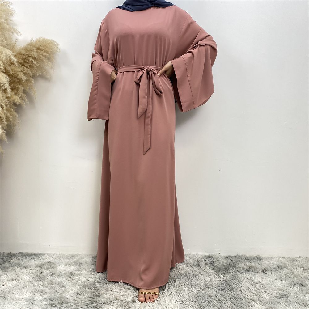 A large-sized solid-color lace-up Muslim fashion and elegant women's dress is on sale in Dubai, Turkey, among the Middle East Muslims