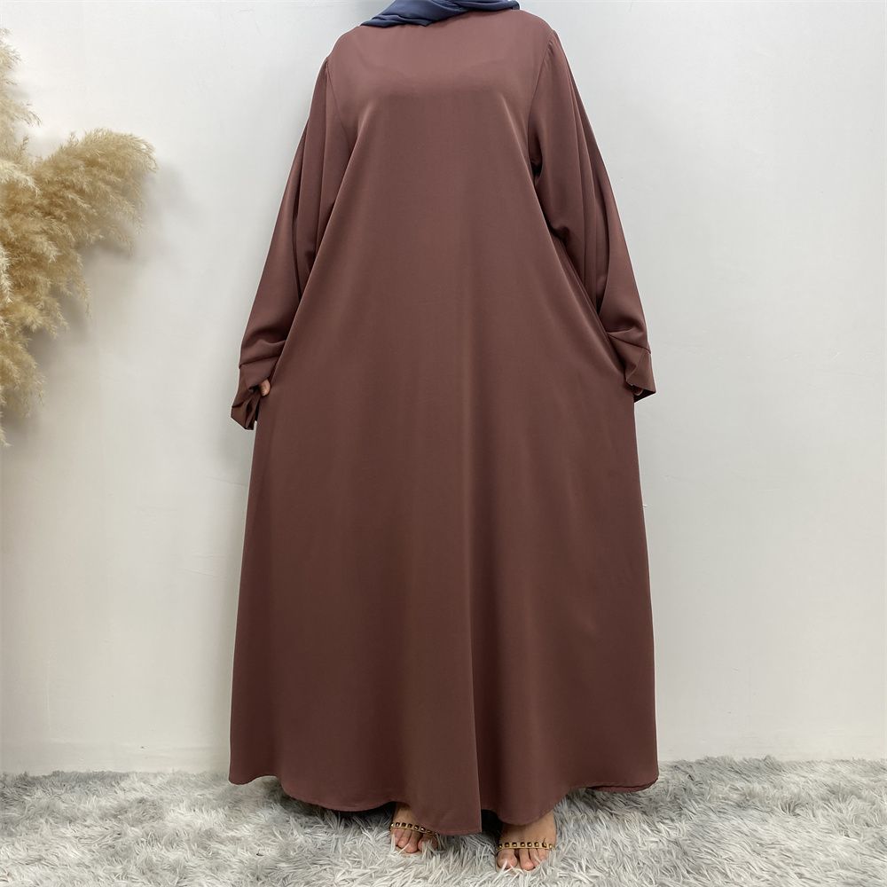 A large-sized solid-color lace-up Muslim fashion and elegant women's dress is on sale in Dubai, Turkey, among the Middle East Muslims