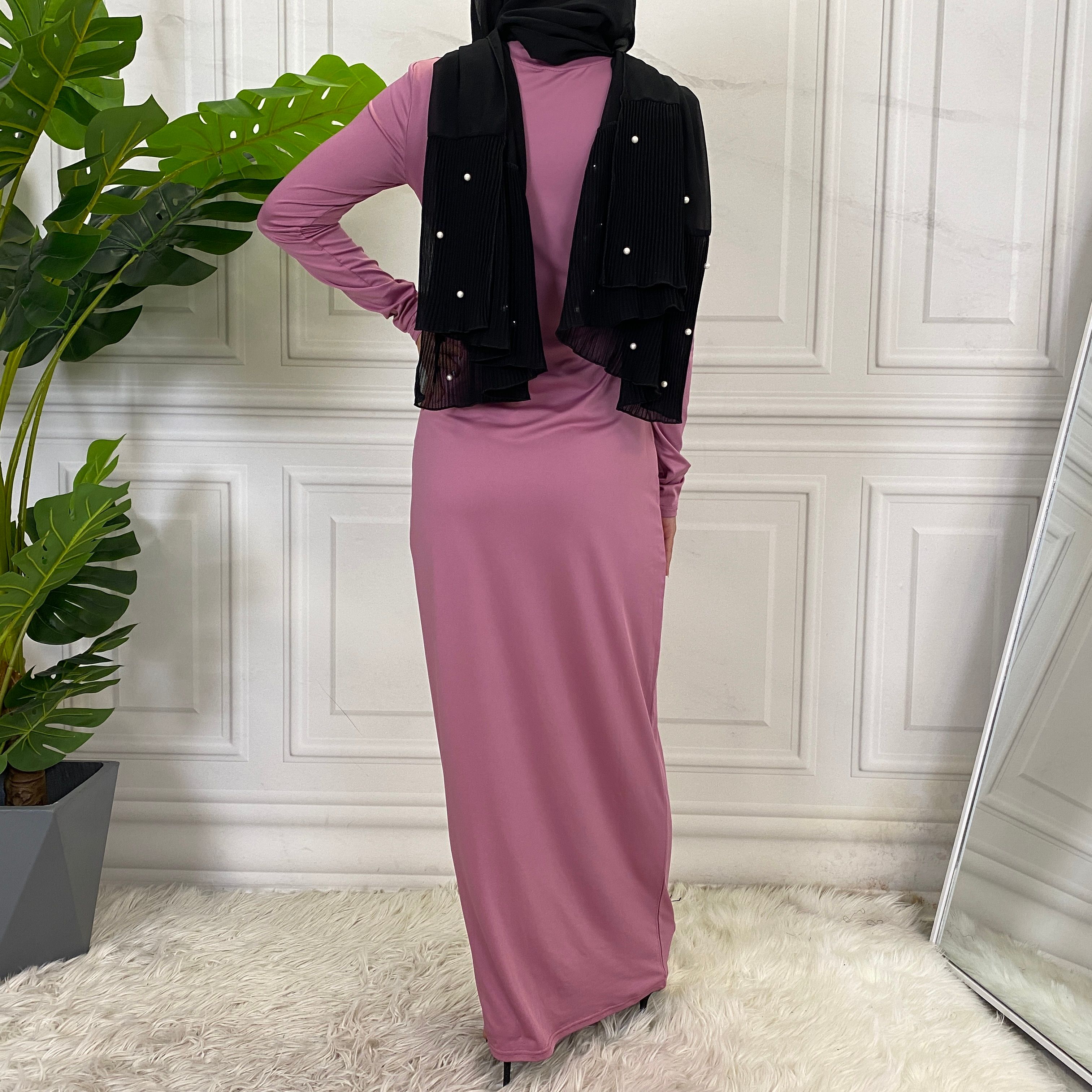 Solid-colored long-sleeved dresses, women's base shirts and long skirts are selling well in the Middle East, Muslim markets, Arab countries and Dubai, Africa