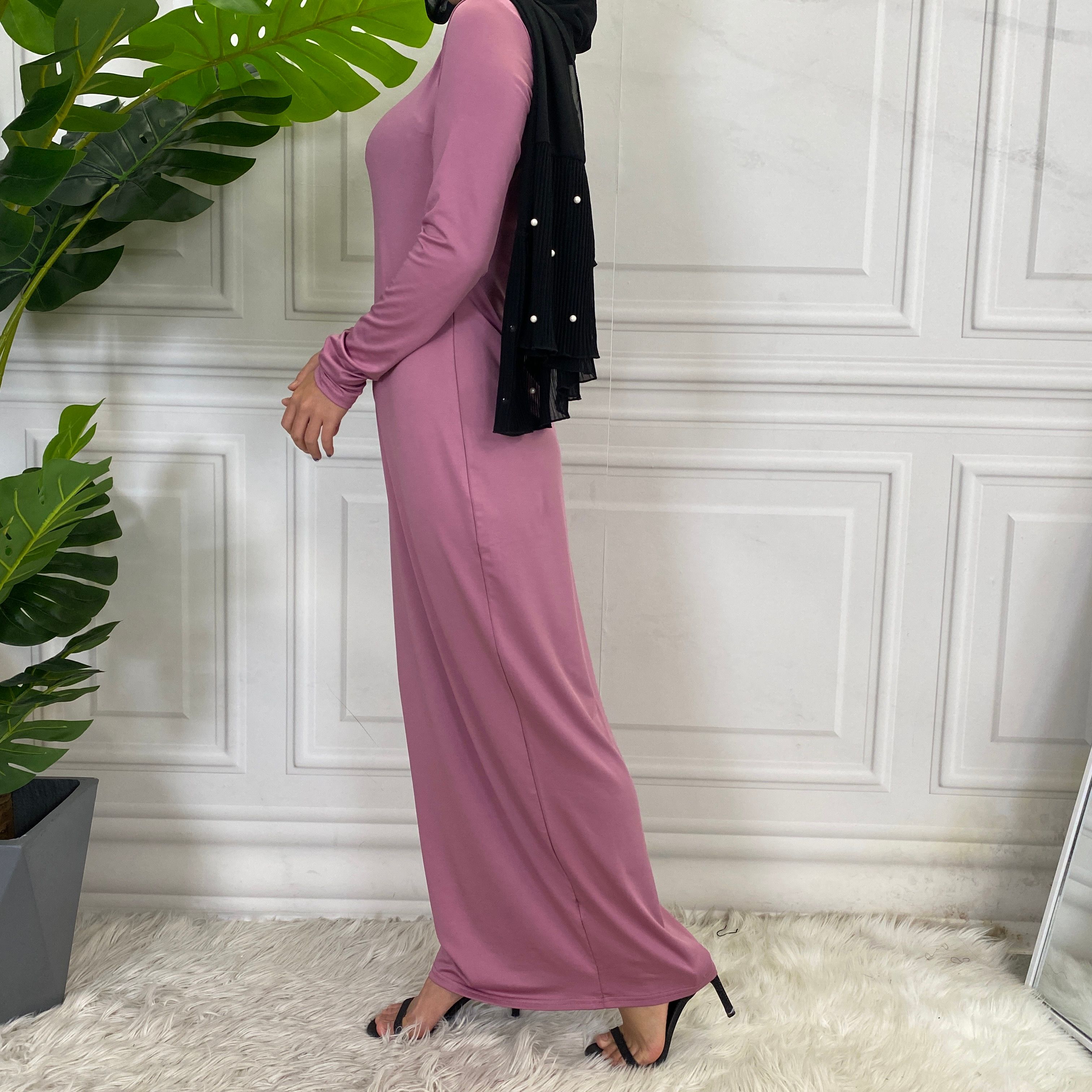 Solid-colored long-sleeved dresses, women's base shirts and long skirts are selling well in the Middle East, Muslim markets, Arab countries and Dubai, Africa
