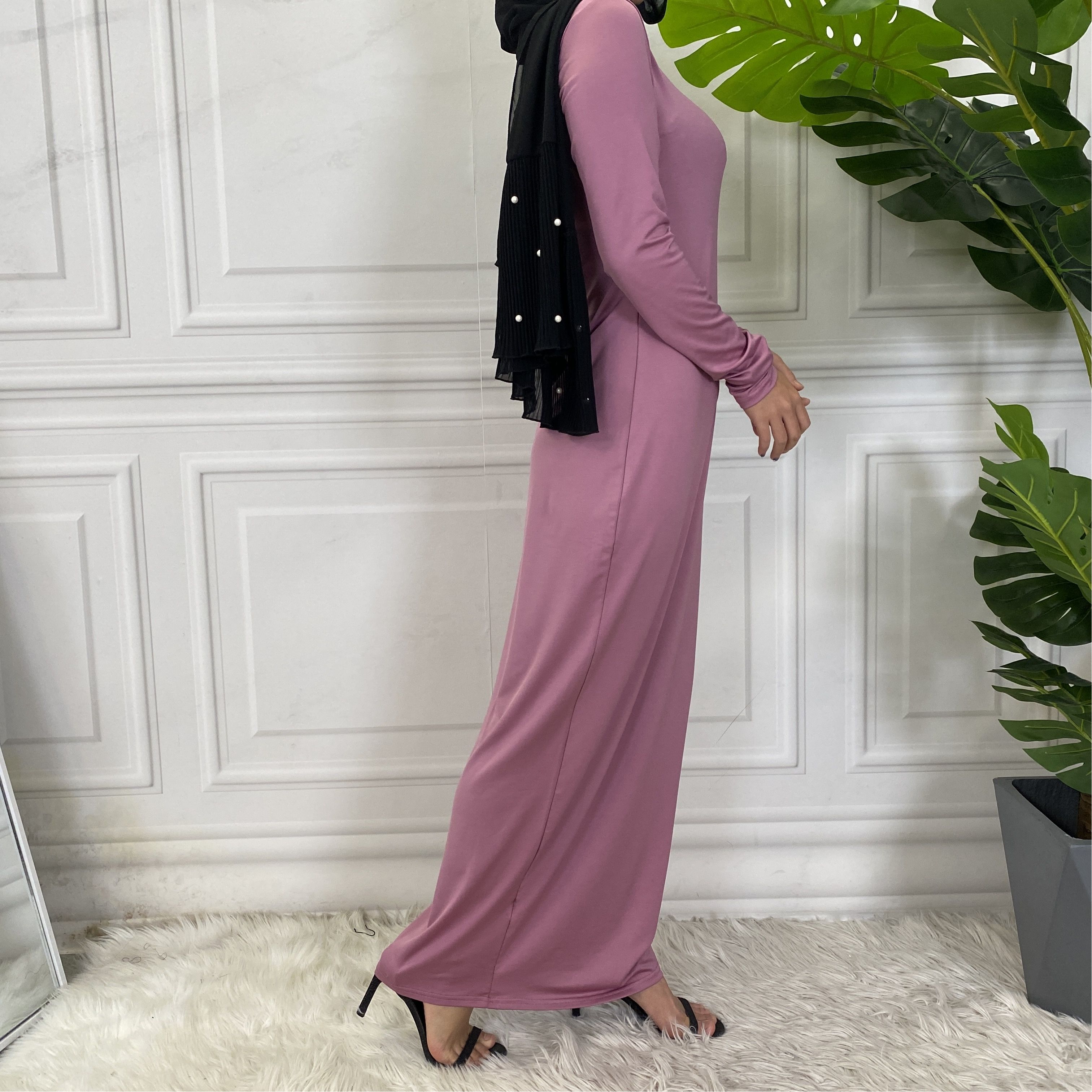 Solid-colored long-sleeved dresses, women's base shirts and long skirts are selling well in the Middle East, Muslim markets, Arab countries and Dubai, Africa