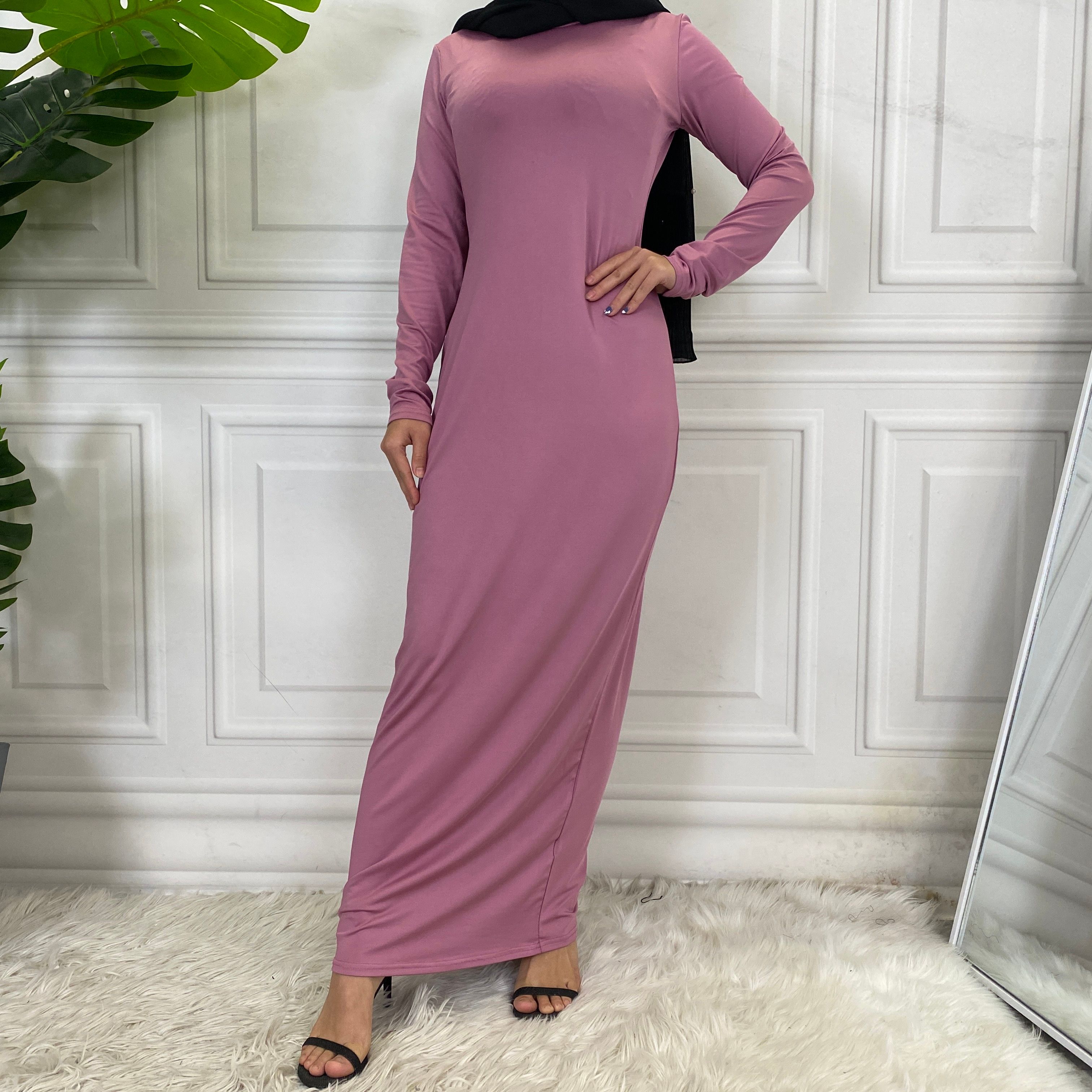 Solid-colored long-sleeved dresses, women's base shirts and long skirts are selling well in the Middle East, Muslim markets, Arab countries and Dubai, Africa